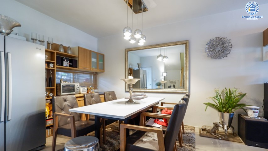 ทาวน์เฮ้าส์มือสองนนทบุรี ม. อารียา  เดอะคัลเลอร์  ติวานนท์-แจ้งวัฒนะ เนื้อที่ 19.70 ตร.ว.  ฟังก์ชันครบ 3 ห้องนอน 2 ห้องน้ำ บ้านตกแต่งใหม่พร้อมแถมเฟอร์นิเจอร์ทั้งหลัง! บรรยากาศร่มรื่น น่าอยู่มาก สภาพแวคล้อมดี บนทำเลที่ดี เดินทางสะดวก เชื่อมต่อถนน ถนนติวานนท์ ,ถนนศรีสมาน ,ถนนสะพานนนทบุรี-บางบัวทอง ใกล้รถไฟฟ้า "สถานีแจ้งวัฒนะ-ปากเกร็ด28" และทางด่วน "แจ้งวัฒนะ"